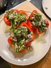 Quinoa Taboulè in Paprika mit Dip